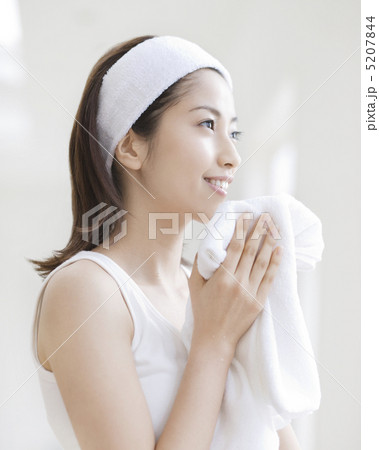 白いタオルを持つ女性 5207844