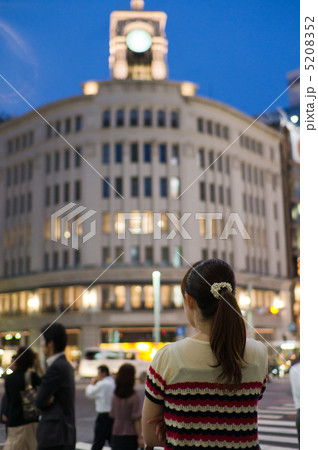 都市風景 銀座で待ち合わせの女性 都市風景 銀座で待ち合わせの女性 5208352