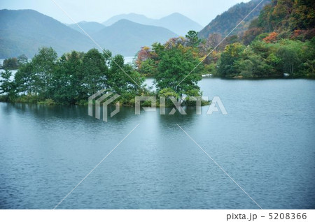 秋雨降る秋元湖 5208366