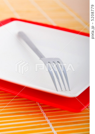 Empty plate with utensils 5208779