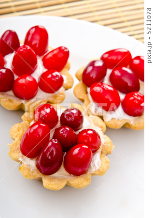 Fruit pastries in the plate Fruit pastries in the plate 5211078