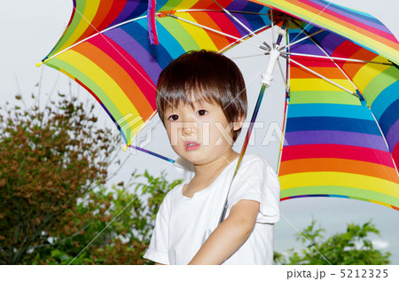 虹色傘と子供 虹色傘と子供 5212325