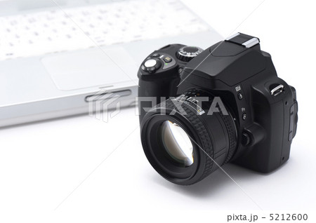 一眼レフカメラとノートパソコン 5212600