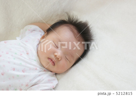 生後２ヶ月の赤ちゃん 5212815