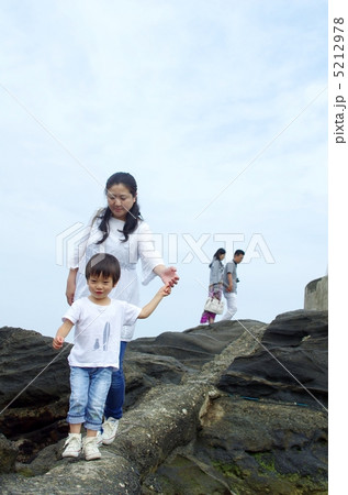 海岸と親子 海岸と親子 5212978