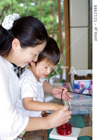 スタンプを押す親子 スタンプを押す親子 5212986