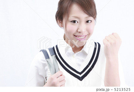 笑顔でガッツポーズをする元気な女子高生 5213525
