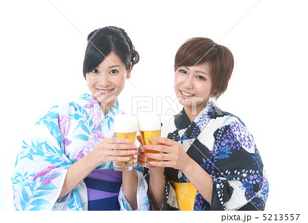 ビールを飲む浴衣の若い女性 5213557