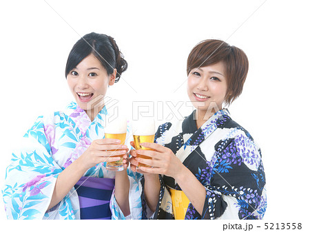 ビールを飲む浴衣の若い女性 5213558