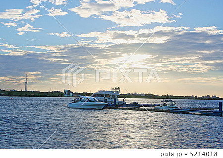 江戸川の夕焼け、プレジャーボートと東京スカイツリー 5214018