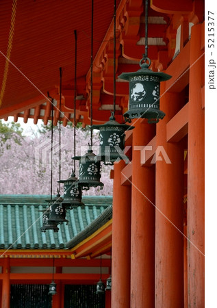 春の平安神宮、吊灯篭と柱 5215377