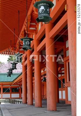 春の平安神宮、吊灯篭と柱 春の平安神宮、吊灯篭と柱 5215378