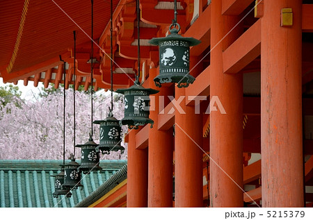 春の平安神宮、吊灯篭と柱 春の平安神宮、吊灯篭と柱 5215379