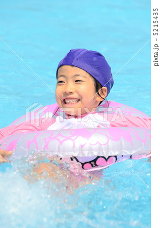 プールで楽しく泳ぐ女の子 5215435