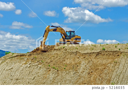 青空と油圧ショベル 5216035