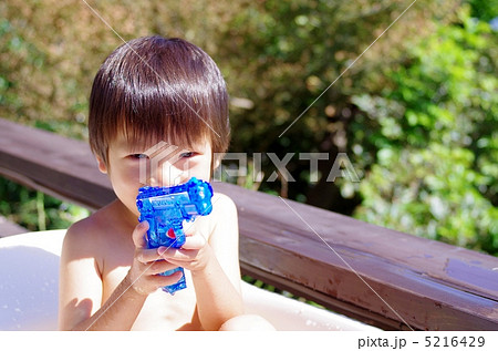 水鉄砲で水遊びする子供 水鉄砲で水遊びする子供 5216429
