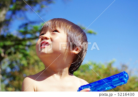 水鉄砲で水遊びする子供 水鉄砲で水遊びする子供 5216430