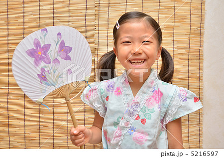 うちわで涼む女の子 5216597