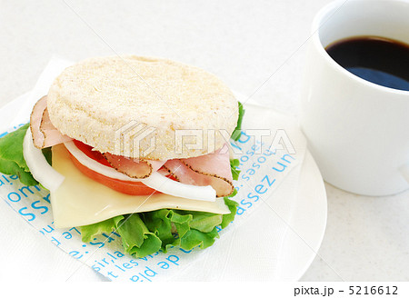 イングリッシュマフィンのサンドイッチとコーヒー 5216612
