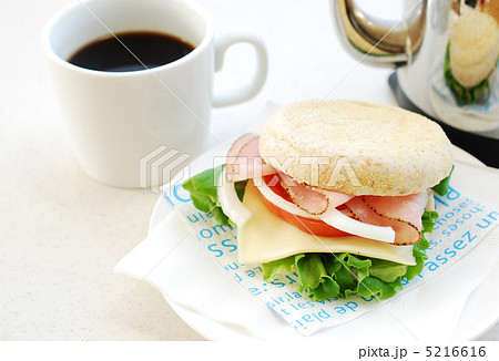 イングリッシュマフィンのサンドイッチとコーヒー 5216616