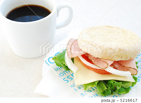 イングリッシュマフィンのサンドイッチとコーヒー 5216617