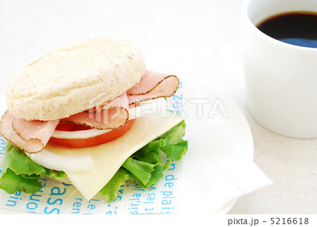 イングリッシュマフィンのサンドイッチとコーヒー イングリッシュマフィンのサンドイッチとコーヒー 5216618
