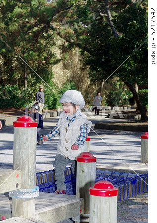 遊具で遊ぶ子供 遊具で遊ぶ子供 5217542