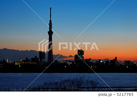 夕焼けの東京スカイツリーと富士山とビル街 5217765