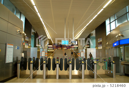 ロンドン　地下鉄駅入り口 5218460