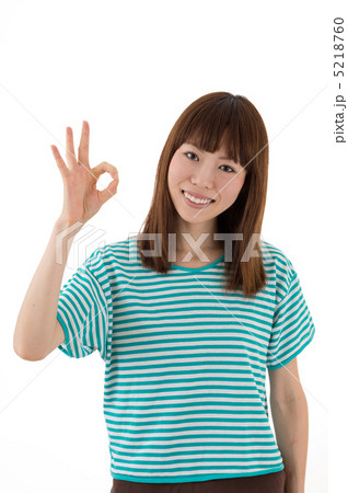 ボーダーのTシャツを着た茶髪の女性 5218760