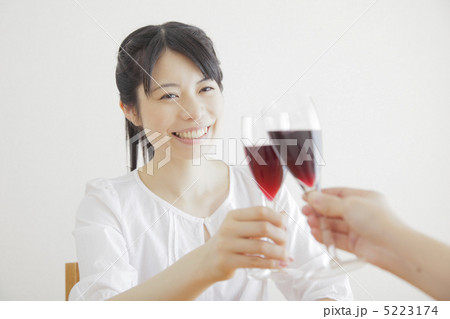 ワインで乾杯 5223174