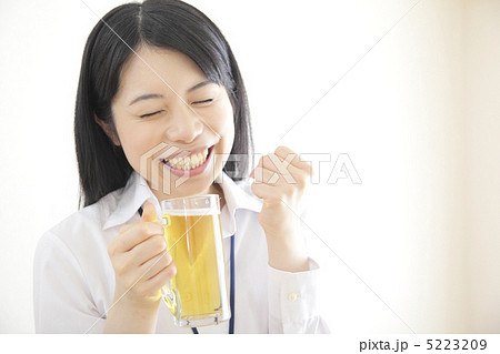 ビールを飲む女性の写真素材