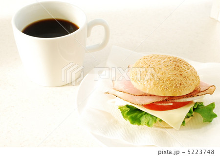 サンドイッチとコーヒー 5223748