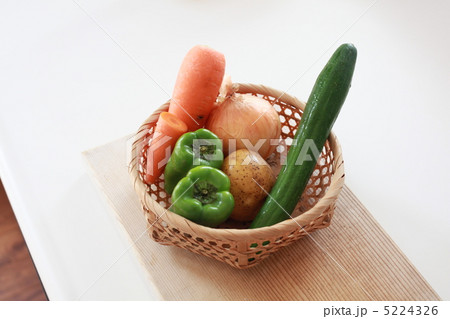 ざるに入った野菜 5224326
