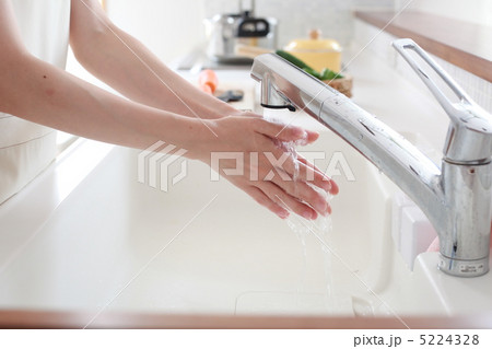 キッチンで手洗い 5224328