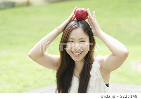 頭の上にりんごを乗せる女性 5225149