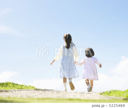 手をつないで歩く姉妹 5225469