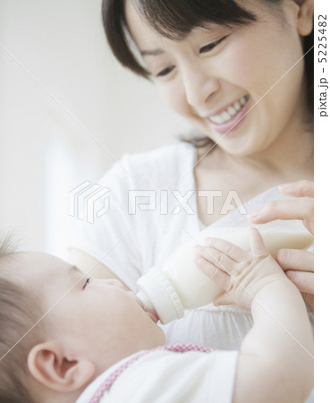 ミルクを飲む赤ちゃん 5225482