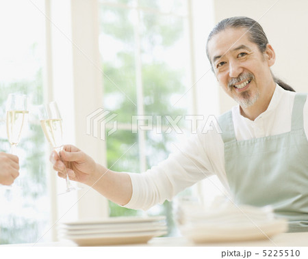 乾杯する男性 乾杯する男性 5225510