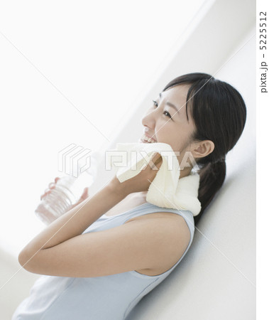 タオルで顔を拭く女性 タオルで顔を拭く女性 5225512