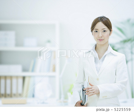 微笑むビジネスウーマン 5225559