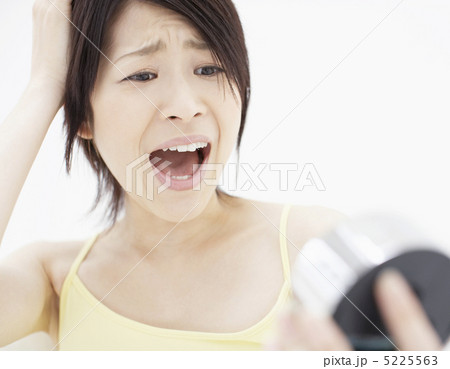 驚いた顔の女性 5225563