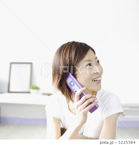 携帯電話で話している女性 5225564