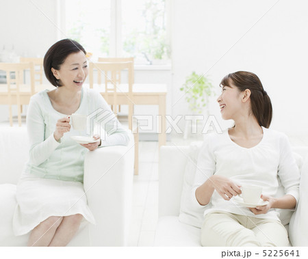 ソファで寛ぐ親子 5225641