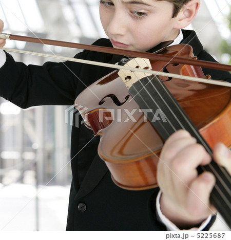 バイオリンを弾く少年の写真素材 [5225687] - PIXTA