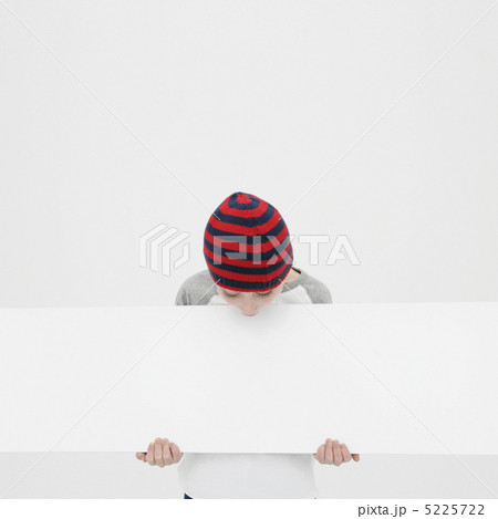 メッセージボードを持つ少年 5225722