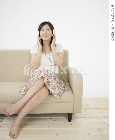 ヘッドフォンで音楽を聴く日本人の女性 5225754