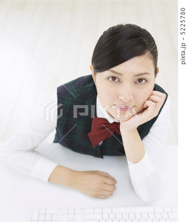 ほおづえをついた女子高生 5225780