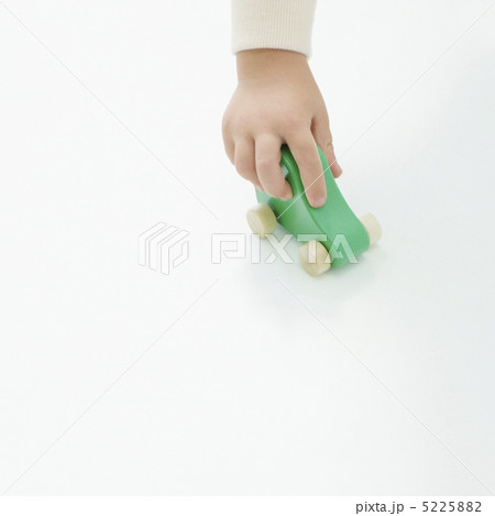 木の車を持つ子供の手 5225882