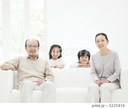 ソファに座る祖父母と孫 5225910